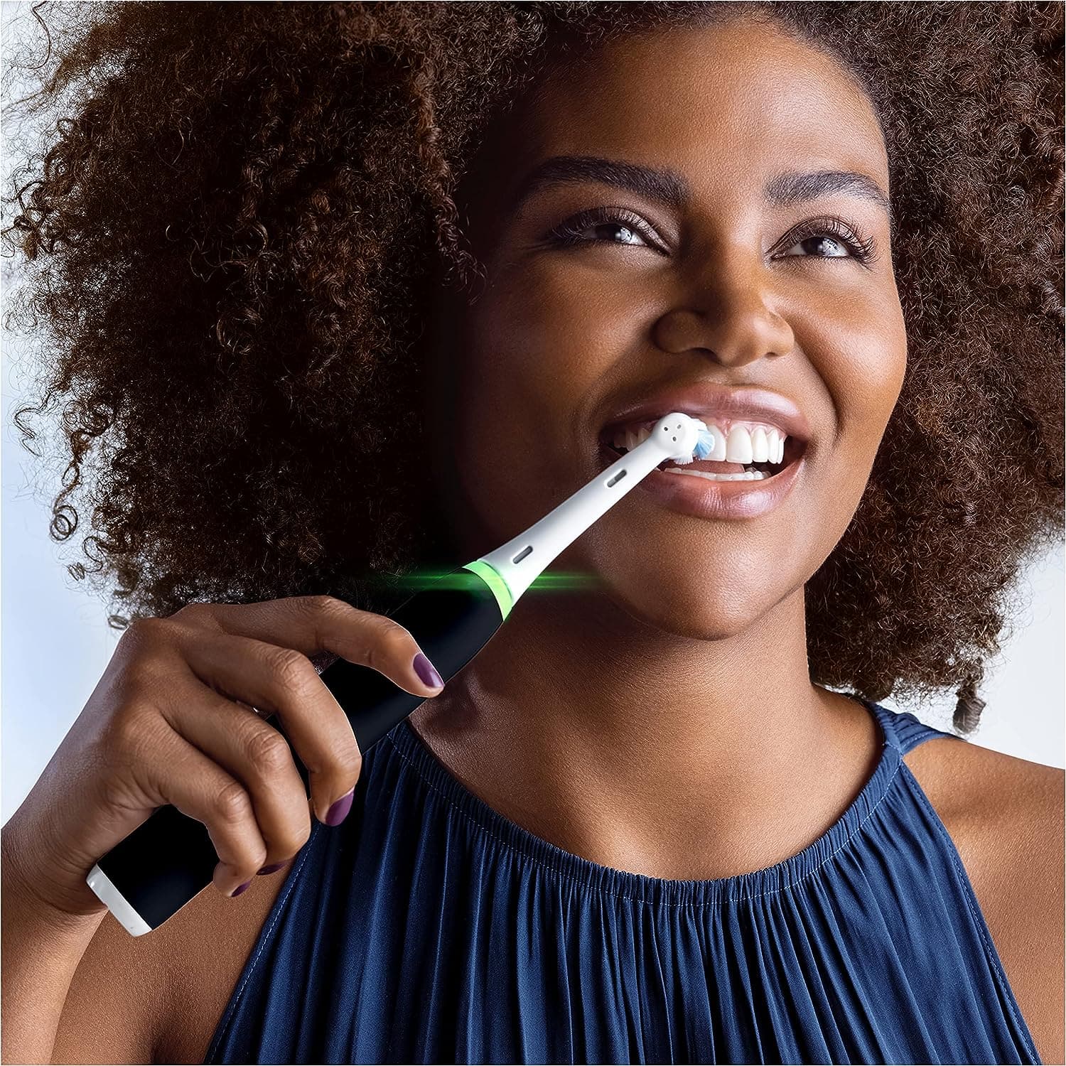 Oral-B iO3 Electric Toothbrush, Gifts For Women / Men - Black - 3